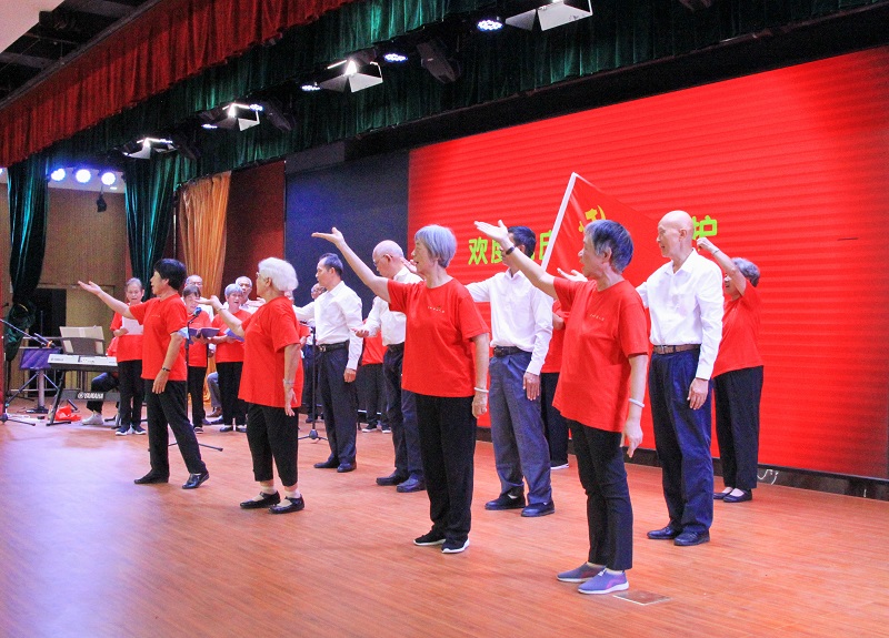 图1：《最美的歌儿唱给妈妈》合唱表演.jpg