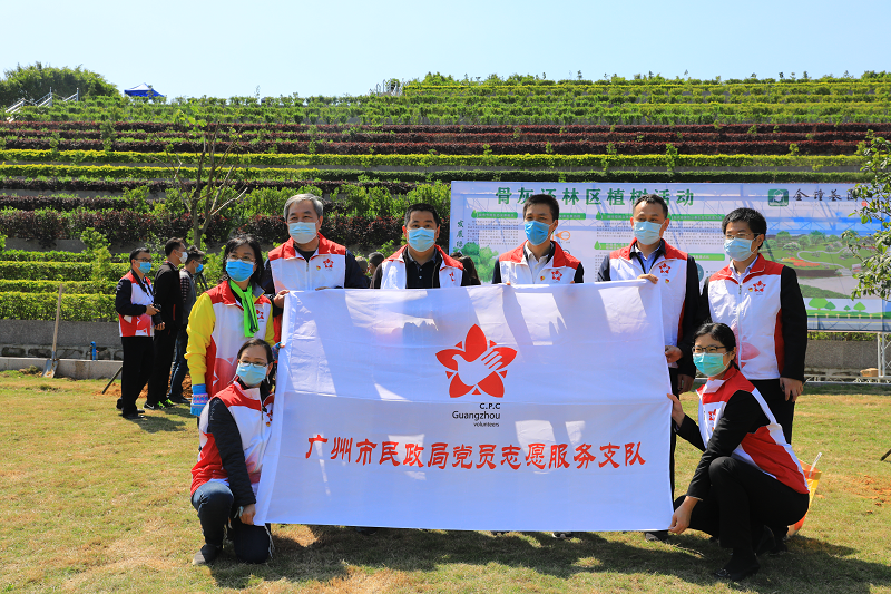 91探花
党员志愿者积极参与义务植树活动.png